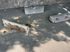 駐車場の車止めの補修