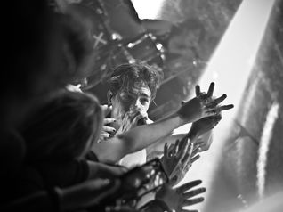 Di Ferrero lota o Santo Rock Bar com uma apresentação com vibe de show privado.