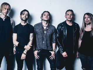 A banda Velvet Chains abrirá os shows do Slash no Brasil.