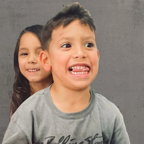 crianças em movimento num espaço teatral