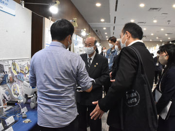 第12回おおた研究・開発フェアに出展、区長の表敬訪問をいただきました
