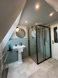 Badezimmer im Ferienhaus Steuerbord mit Blick über die Felder und englischen Amaturen