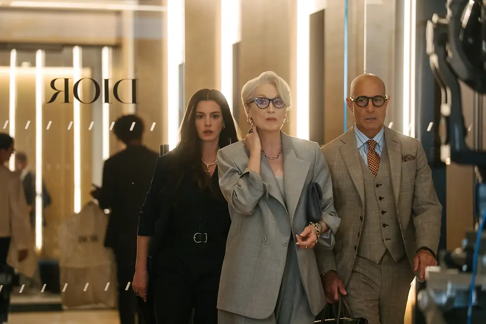 As relações mercadológicas da moda e do jornalismo são apresentadas em O Diabo Veste Prada 2 | Imagem: Divulgação/20th Century Studios