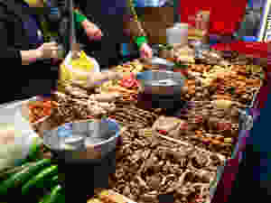 visiting the Taipei night markets, food, culture and travel.