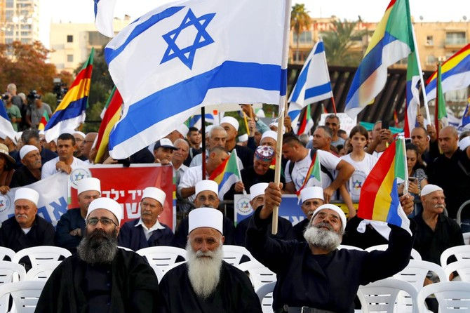 Esponenti della comunità drusa israeliana durante una manifestazione pubblica, con bandiere di Israele e della comunità drusa.