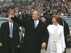 George W. Bush e Laura Bush durante la cerimonia d'insediamento del 20 gennaio 2001, giorno dell'inizio della presidenza del 43º Presidente degli Stati Uniti.