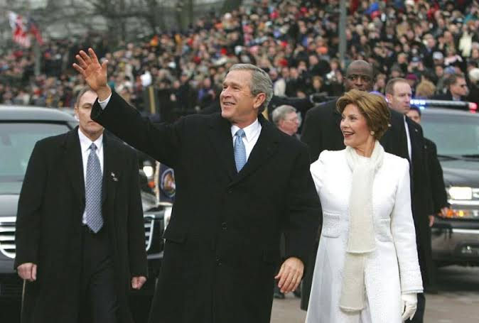 George W. Bush e Laura Bush durante la cerimonia d'insediamento del 20 gennaio 2001, giorno dell'inizio della presidenza del 43º Presidente degli Stati Uniti.