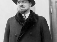 Ritratto storico di Italo Balbo, aviatore e figura politica del fascismo italiano, protagonista delle trasvolate atlantiche e governatore della Libia negli anni Trenta.