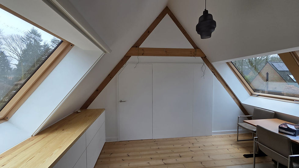 Ingebouwde kasten onder schuine wand te Vosselaar.