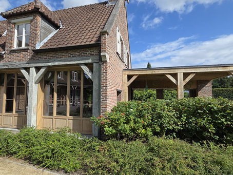 Gevelbekleding en ramen in verweerde eik te Nijlen.