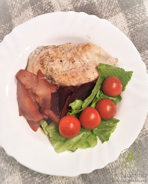 Kuřecí prso opečené s hruškou a řepou, zeleninový salát