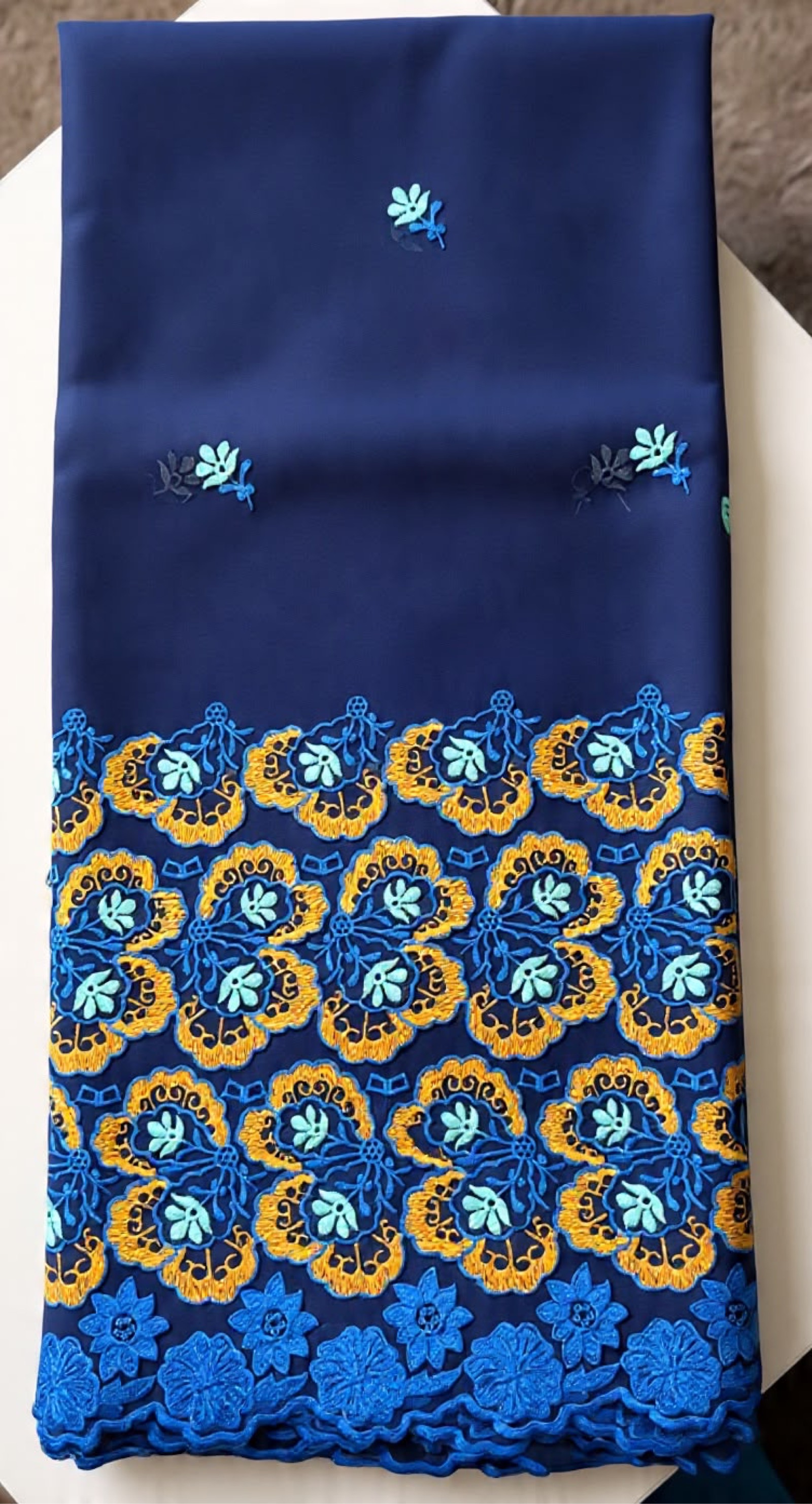 Tissu brodé traditionnel bleu