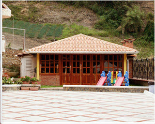 Bohío con mini parque infantil