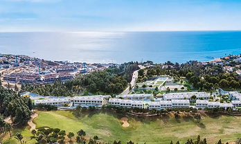 Situé à mi-chemin entre La Cala de Mijas et Fuengirola, dans un poumon vert au cœur de la Costa del Sol. A 5mn de la plage d'El Chaparral.
 Un lieu où vous pourrez profiter en famille et entre amis des nombreux sports nautiques et clubs de plage.

Les maisons du complexe résidentiel sont toutes orientées sud-ouest afin de profiter au maximum de la lumière naturelle. En plus des jardins, des espaces de loisirs et de la piscine extérieure commune au sein de la résidence, vous pouvez profiter de l'accès au centre de sports et de loisirs exclusif rattaché, avec courts de paddle tennis, d'un SPA, d'un gymnase, etc. 

Les maisons allient confort et design. Elles sont construites avec un haut niveau de détail et avec de grandes pièces parfaitement orientées. Vous pourrez admirer de la terrasse les plus beaux couchers de soleil.

Disponibles en 3 chambres
De 169,00 m2 à 175,00 m2
à partir de 570.000 € jusque 719.000 €

Disponibles en 4 chambres
De 169,00 m2 à 171,00 m2
à partir de 651.000 € jusque 793.000 €