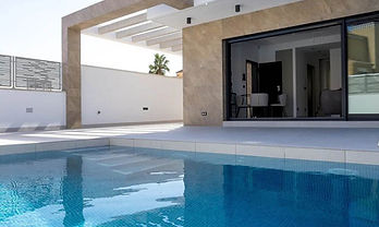 Jolie découverte de cette villa dans un complexe résidentiel n'est qu'à quelques minutes de célèbres plages de sable de Campoamor et de La Zenia.

Située sur une haute colline avec des forêts de pins naturelles et de belles vues sur la mer et les environs où vivent de nombreux européens : Britanniques et Écossais, Norvégiens et Néerlandais, Belges et Espagnols.

L'emplacement est idéal, entouré de 4 terrains de golf célèbres dans toute l'Europe.

🛏 3 chambres 🚿 3 sdb
🌞 Terrasse et Solarium
💶 À partir de 375 000€ avec piscine

A moins d'un kilomètre se trouve un centre commercial avec de nombreux magasins et centres de divertissement. Le plus grand centre commercial d'Europe La Zenia Boulevard, est accessible en 10 minutes en voiture. Egalement toute proche, l'école anglaise "El Limonar".

➕️ Option possible Sotano avec 2 chambres supplémentaires + 16500€

Projet à construire. Garantie promoteur 10 ans.