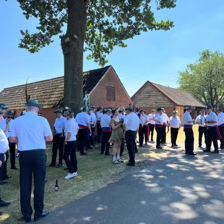 Schützen und Schützinnen in der Heide vor dem Ausmarsch