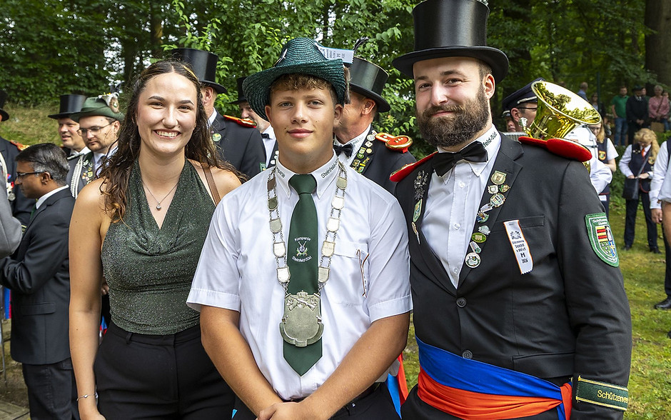 Jugendprinz Mathis Bavendiek, Greta Hahnel und Kompaniechef Kevin Fingskes (C) Bernhard Ahrnsen