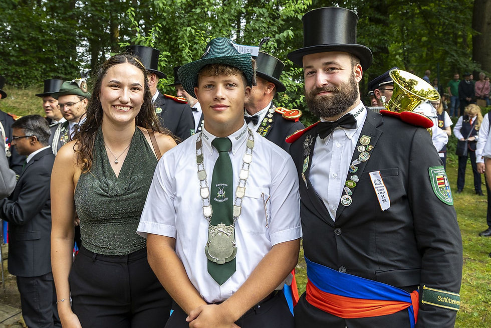 Greta Hahnel, Jugendprinz Mathis Bavendiek und Kompaniechef Kevin Fingskes (C) Bernhard Ahrnsen