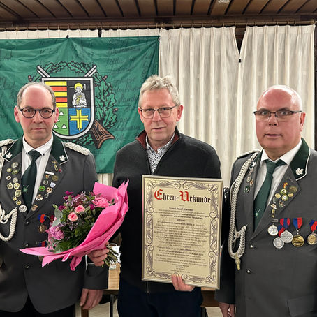 Franz-Josef Kreinest mit dem Vorstand des Schützenvereins