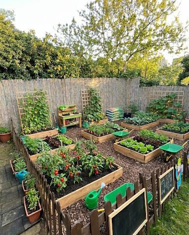 Mavi Düşler Anaokulu bahçesinde güvenli oyun parkı ve açık alan etkinlikleri