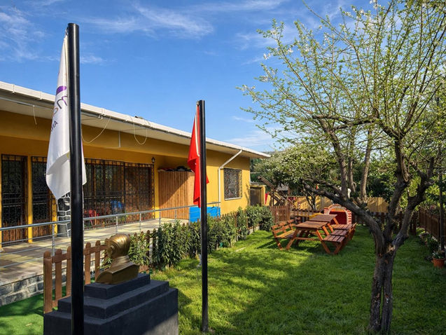 Mavi Düşler Anaokulu bahçesinde çocukların açık havada oyun zamanı