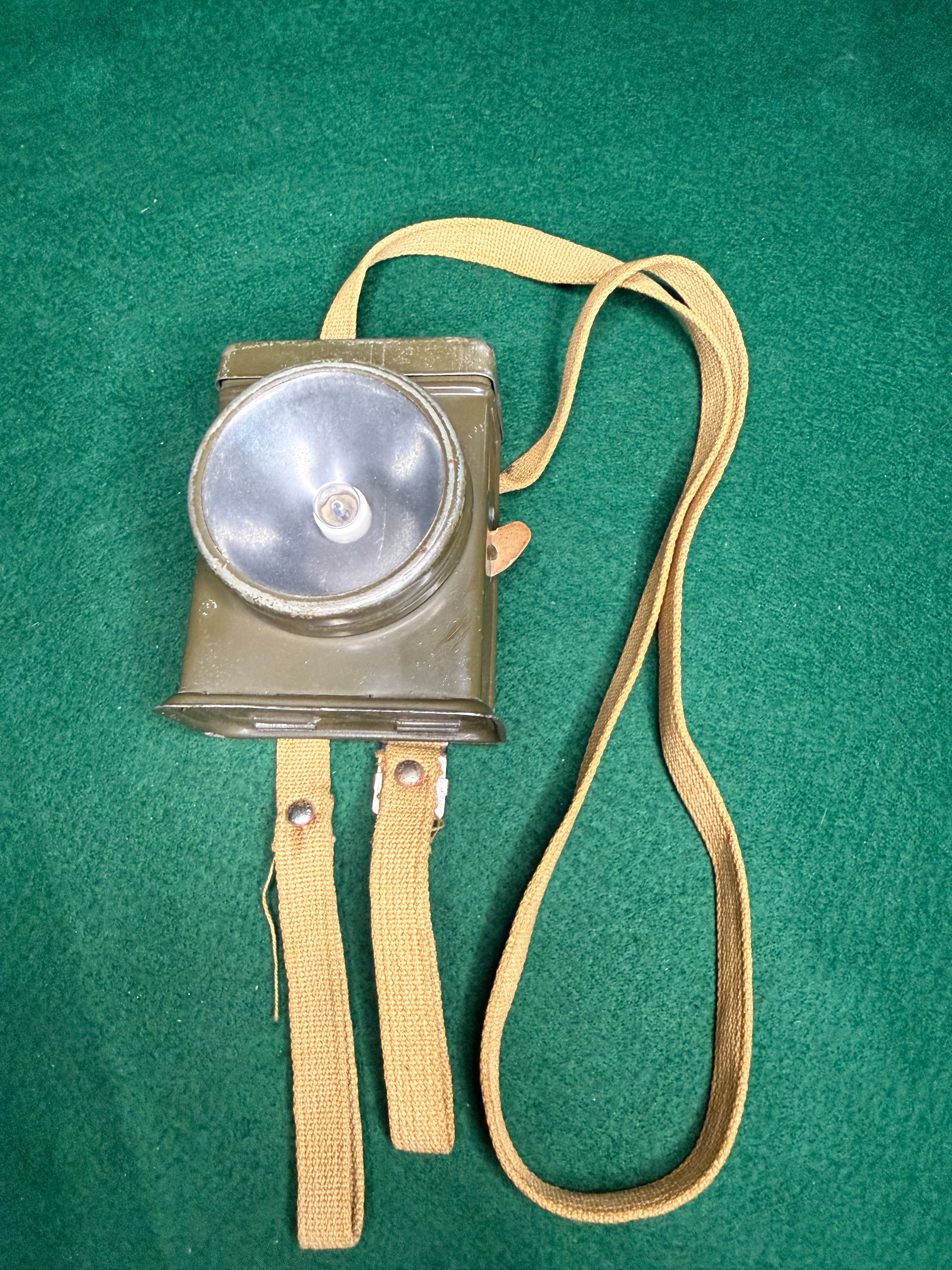 Universal Flashlight Co. Chestlite 1930s Utility Lantern USA