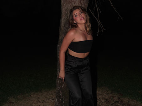 לוסיה גולדברג (23) פרצה לתודעה לפני כמה שנים כשסרטונים אותנטיים שלה מהשירות הצבאי כבשו את הרשת וזיכו אותה באלפי עוקבים. מאז היא הפכה לאחת מיוצרות התוכן הבולטות בישראל, כזו שלא מפחדת לדבר על זוגיות, אהבה, טראומה והתבגרות. היא נולדה באורוגוואי, עלתה לישראל כשהייתה תינוקת ובגיל צעיר כבר נשאה על כתפיה אחריות גדולה מהרגיל. היום, אחרי דרך לא פשוטה של חוויות, למידה והתמודדות, היא כבר יודעת בדיוק מי היא ומה היא רוצה להיות: אישה עצמאית, מצליחה, ובעיקר אמיתית עם עצמה ועם הקהל שלה.