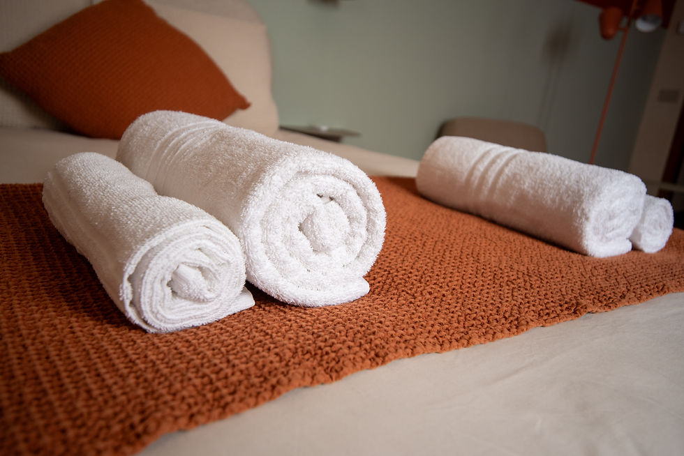 140cm wide double bed and towels