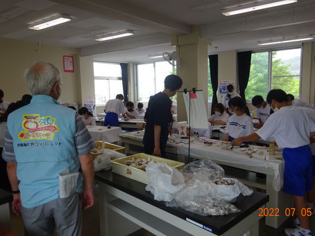 7月5日(火)に、長野県下諏訪町下諏訪中学校に砂時計制作体験教室に行ってきま した。