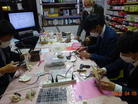 2022.04.04 手作り砂時計体験の検討校の代表先生がアトリエで体験