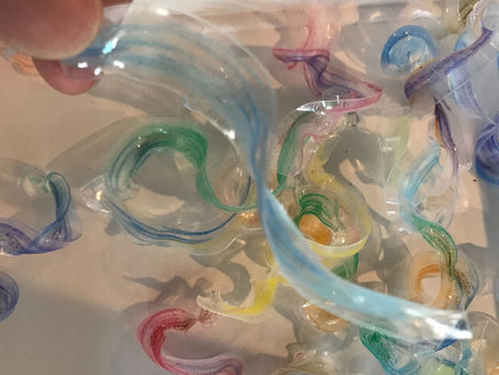 手作り砂時計体験用の飾り作り。