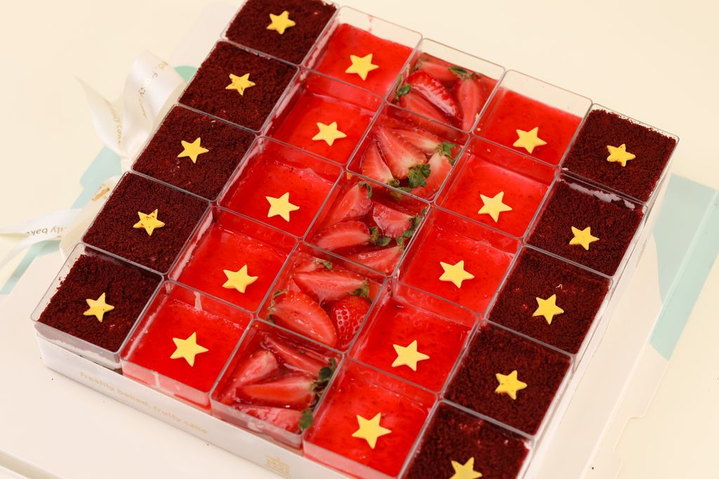 Set bánh cốc cờ đỏ sao vàng (red velvet, mousse dâu, mousse cherry)