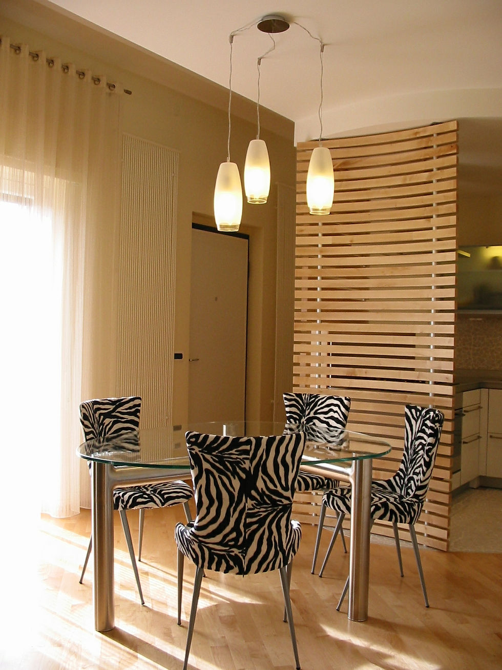 spazio pranzo e schermi in legno