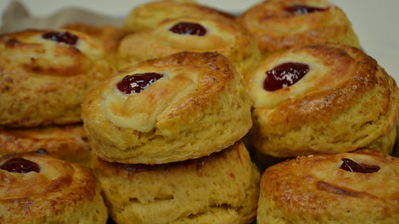 BISQUET CON QUESO Y FRESA