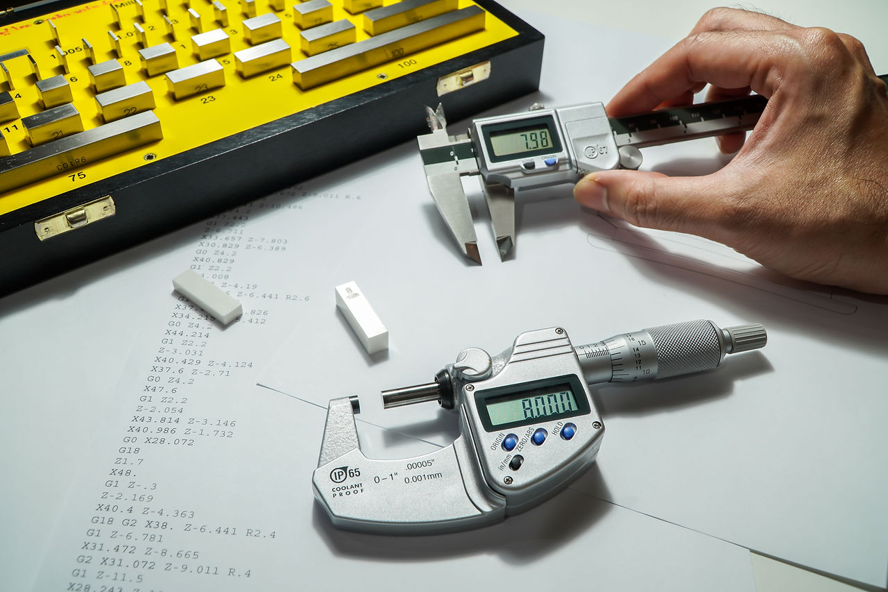 digital-micrometers-digital-vernier-calipers-perform-calibration-block-gradesgauge-blocks-