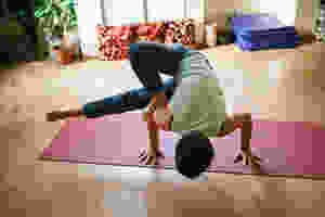Erkekler için yoga yoga yapan erkek