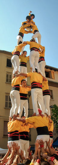 4 de 7 dels Castellers de Santpedor durant una actuació a la plaça de l'Església de Santpedor