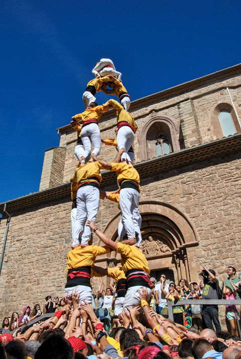4 de 7 dels Castellers de Santpedor durant una actuació davant l'església de Santpedor