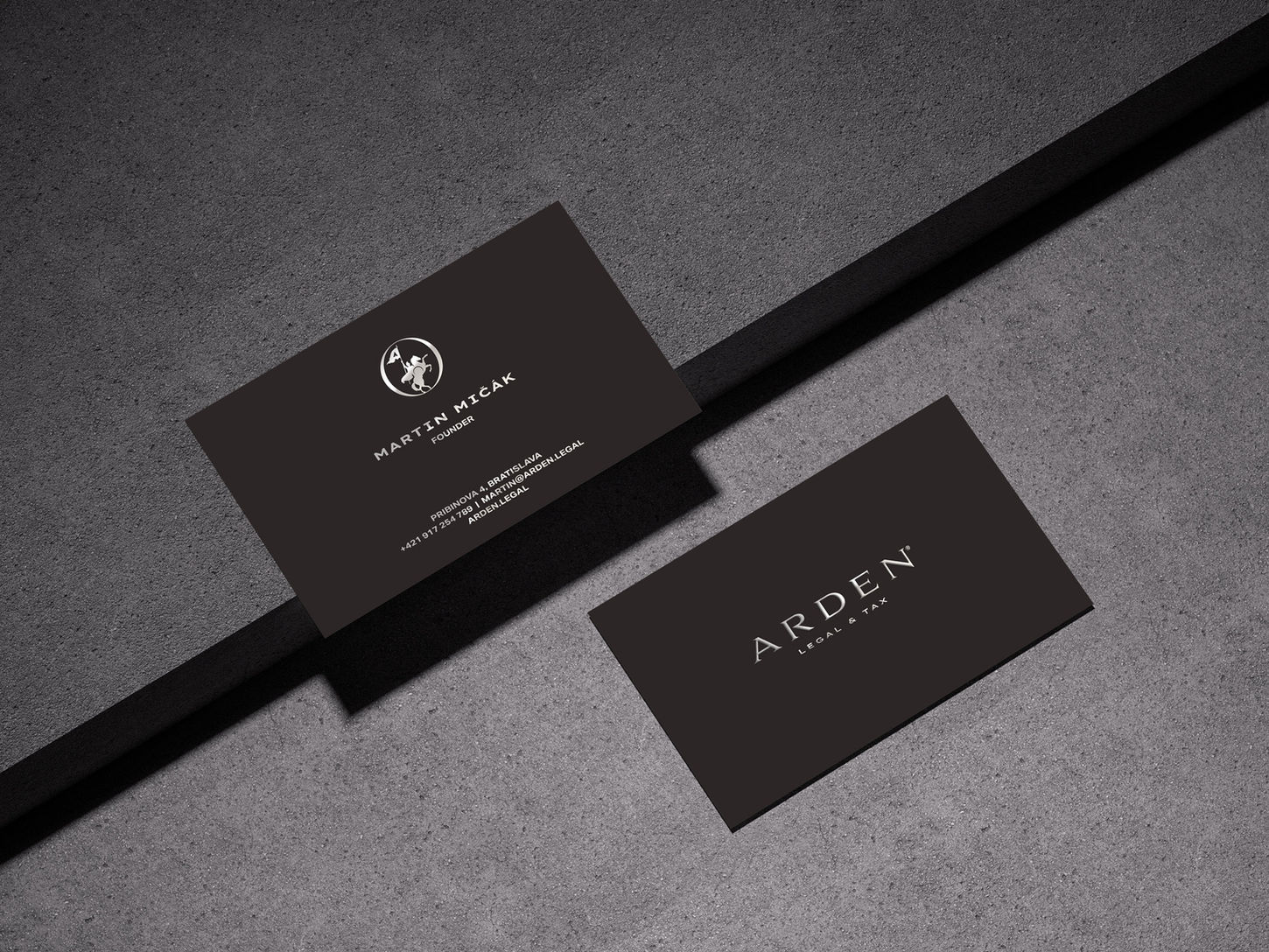 Firemná identita ARDEN LEGAL & TAX — vizitky čierny papier so striebornou razbou