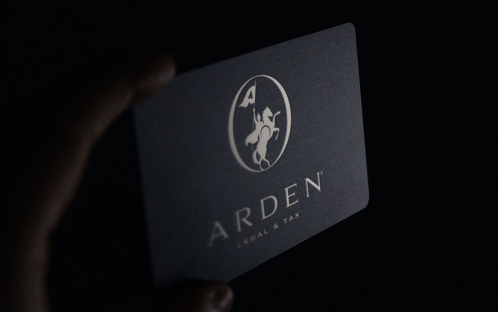 ARDEN LEGAL - firemná identita pre právnickú kanceláriu - logo s razbou na tmavom papieri
