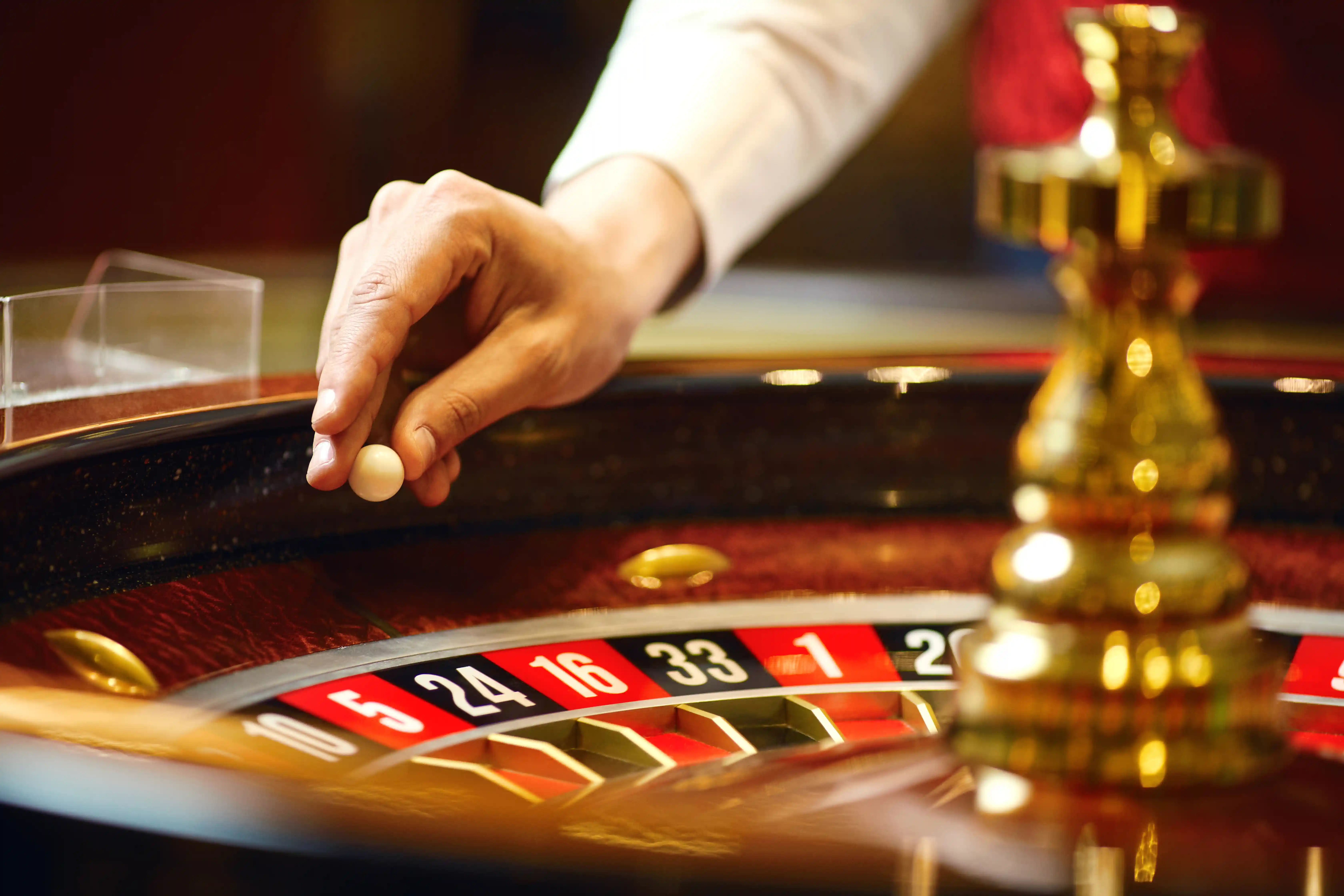 casino-medewerker-die-bal-klaar-legt.webp