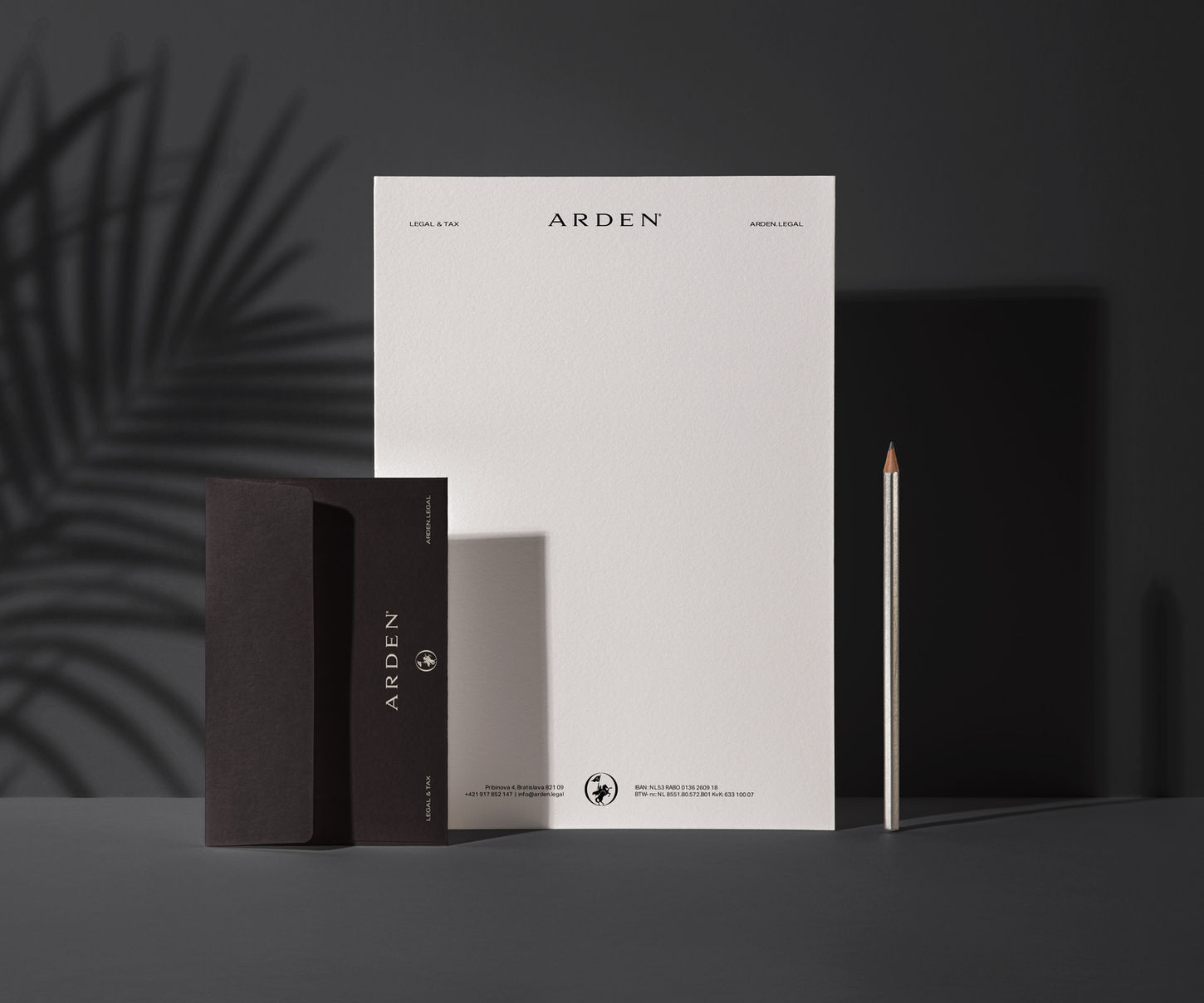 Aplikácie firemnej identity ARDEN LEGAL & TAX na firemných materiáloch - hlavičkový papier s obálkou a ceruzkou