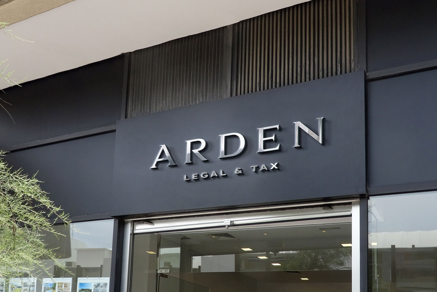 Firemná identita ARDEN LEGAL & TAX — vizualizácia 3D loga na budove