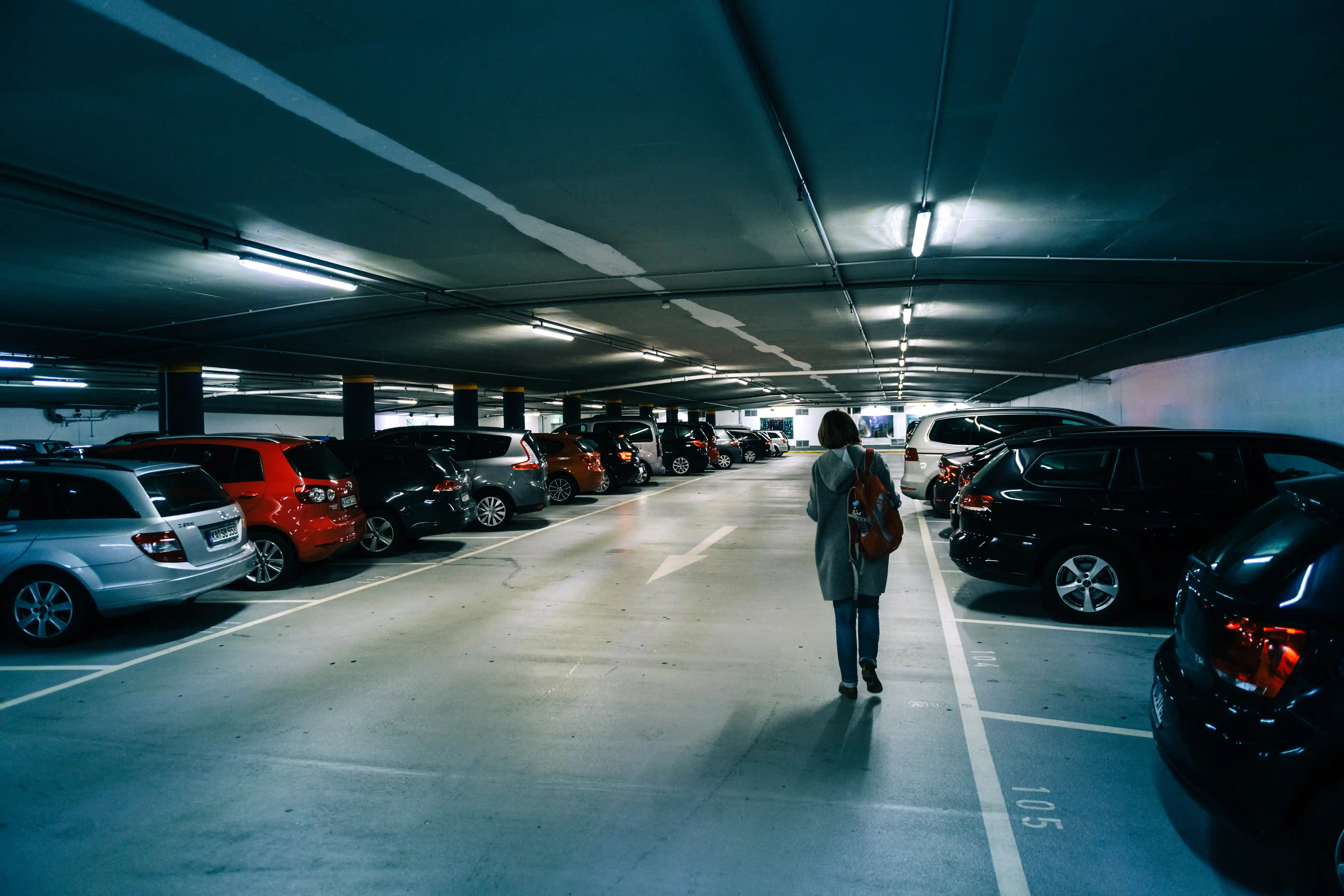 vrouw-loopt-door-drukke-parkeergarage.webp