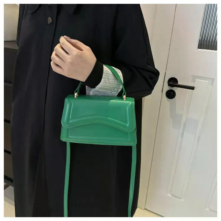 Thumbnail: Vivienne Classic Shoulder Bag  