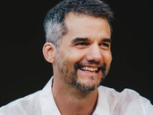 Wagner Moura recebe o prêmio de Melhor Ator do Festival de Cannes em noite emocionante no Louvre