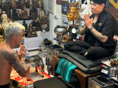 Bruno Gagliasso vive experiência sagrada ao fazer tatuagem tradicional na Tailândia