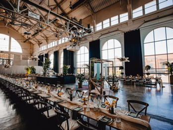 Met 1200 m² biedt de Bovengrond ruimte voor maar liefst 875 gasten. Deze enorme zaal is uitermate geschikt voor grootschalige evenementen zoals beurzen, congressen of gala’s. De ruime indeling en industriële uitstraling van de zaal zorgen voor een indrukwekkende sfeer die bijdraagt aan de impact van je evenement. De Bovengrond is voorzien van moderne faciliteiten en biedt de mogelijkheid om verschillende secties in te richten voor verschillende activiteiten, zoals exposities, netwerkruimtes of vergaderzalen. Dankzij de ruime indeling kunnen meerdere activiteiten tegelijkertijd plaatsvinden, wat het mogelijk maakt om een evenement te organiseren dat zowel dynamisch als gestructureerd is. De zaal beschikt over een flexibele indeling en meerdere toegangspunten, zodat je evenement optimaal kan verlopen. Of je nu een evenement voor een groot publiek organiseert of een ruimte nodig hebt voor meerdere activiteiten tegelijkertijd, de Bovengrond biedt alle mogelijkheden voor een perfect georganiseerd evenement.