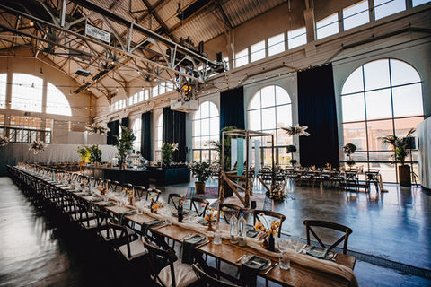 Met 1200 m² biedt de Bovengrond ruimte voor maar liefst 875 gasten. Deze enorme zaal is uitermate geschikt voor grootschalige evenementen zoals beurzen, congressen of gala’s. De ruime indeling en industriële uitstraling van de zaal zorgen voor een indrukwekkende sfeer die bijdraagt aan de impact van je evenement. De Bovengrond is voorzien van moderne faciliteiten en biedt de mogelijkheid om verschillende secties in te richten voor verschillende activiteiten, zoals exposities, netwerkruimtes of vergaderzalen. Dankzij de ruime indeling kunnen meerdere activiteiten tegelijkertijd plaatsvinden, wat het mogelijk maakt om een evenement te organiseren dat zowel dynamisch als gestructureerd is. De zaal beschikt over een flexibele indeling en meerdere toegangspunten, zodat je evenement optimaal kan verlopen. Of je nu een evenement voor een groot publiek organiseert of een ruimte nodig hebt voor meerdere activiteiten tegelijkertijd, de Bovengrond biedt alle mogelijkheden voor een perfect georganiseerd evenement.