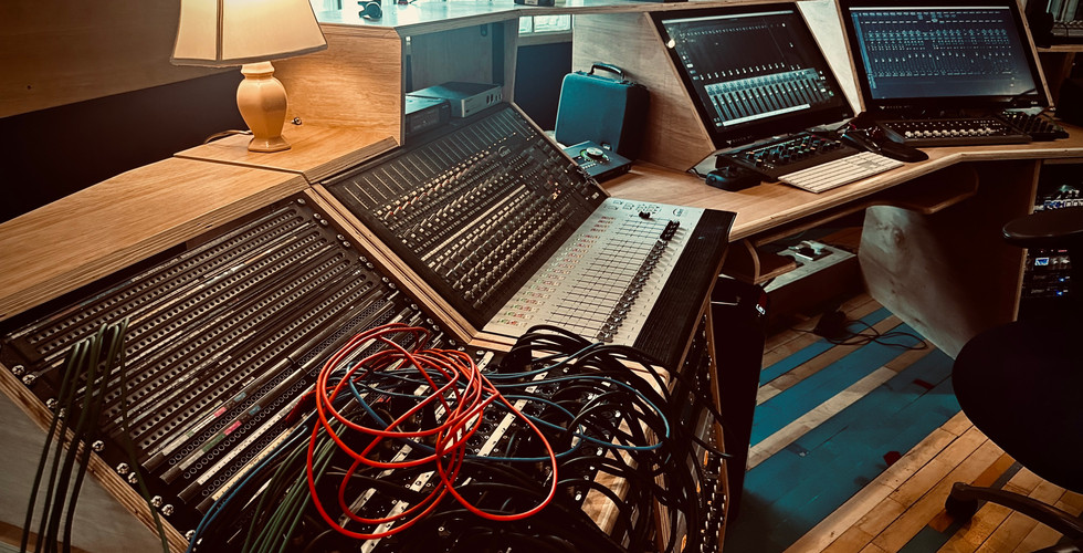 Mixing desk and audio patch bay